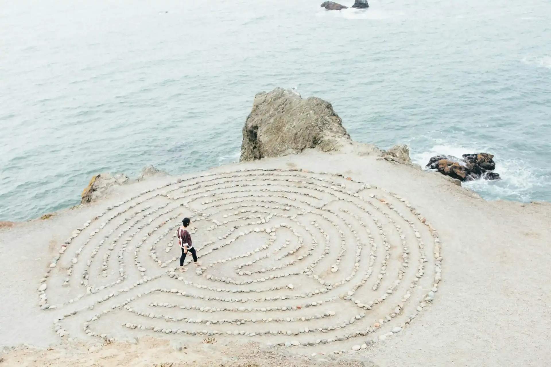 Frau in einem Labyrinth
