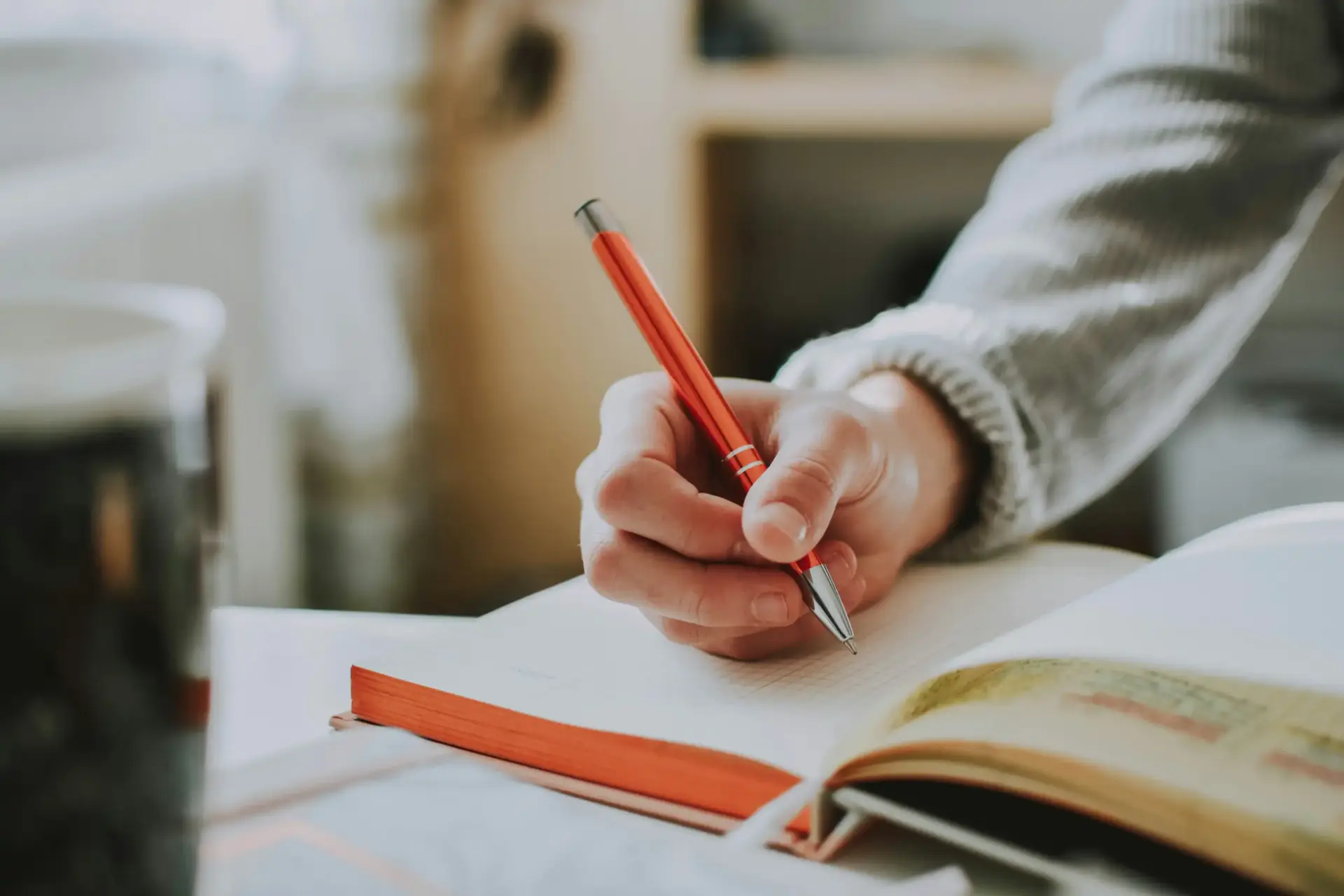blog cover photo - hand mit Kugelschreiber